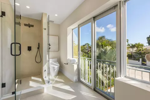 Bath - 3741 Eagle Ave, Key West, FL 33040 photo 4 of 7