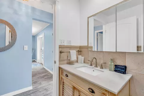 Bath - 600 12th St, Key Colony, FL 33051 photo 3 of 5
