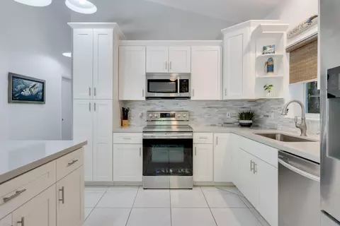 Kitchen - 150 Apache St, Tavernier, FL 33070 photo 4 of 4