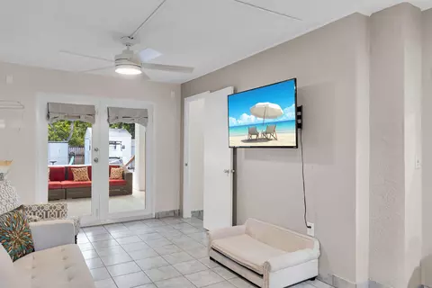 Living - 593 Bonito Ave, Key Largo, FL 33037 photo 3 of 5