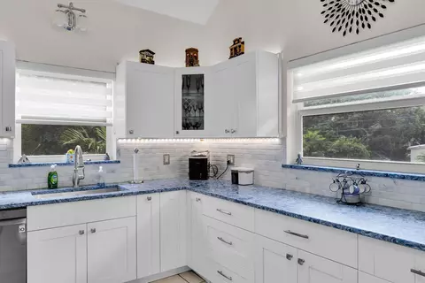 Kitchen - 593 Bonito Ave, Key Largo, FL 33037 photo 3 of 4