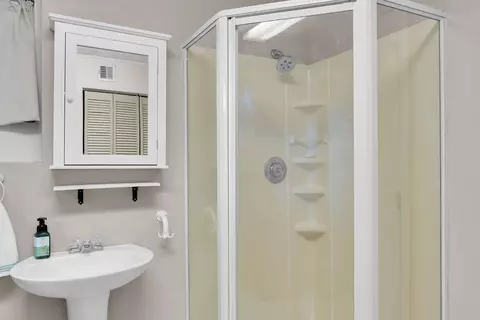 Bath - 593 Bonito Ave, Key Largo, FL 33037 photo 1 of 5
