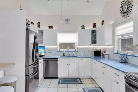 Kitchen - 593 Bonito Ave, Key Largo, FL 33037 photo 2 of 4