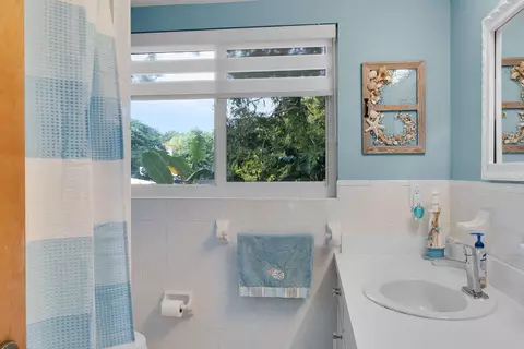 Bath - 593 Bonito Ave, Key Largo, FL 33037 photo 3 of 5