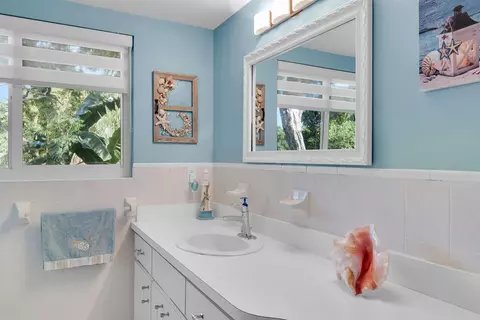 Bath - 593 Bonito Ave, Key Largo, FL 33037 photo 2 of 5