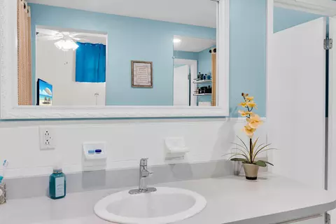 Bath - 593 Bonito Ave, Key Largo, FL 33037 photo 4 of 5