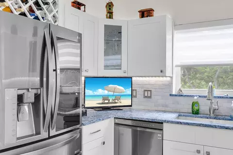 Kitchen - 593 Bonito Ave, Key Largo, FL 33037 photo 4 of 4