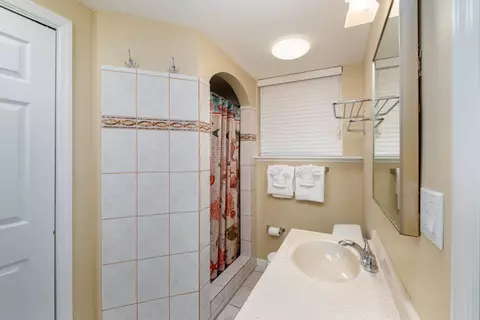 Bath - 1202 Mockingbird Rd, Key Largo, FL 33037 photo 3 of 3