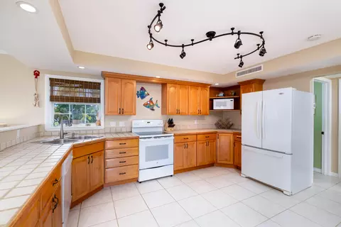 Kitchen - 1202 Mockingbird Rd, Key Largo, FL 33037 photo 2 of 3