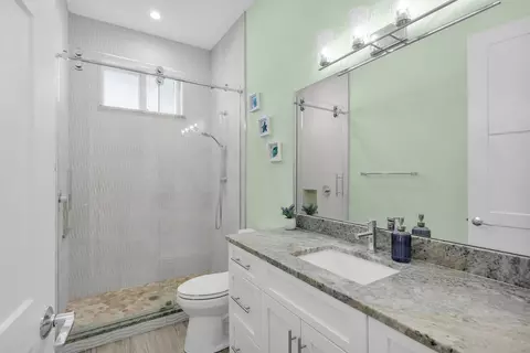 Bath - 207 E Bruce Ct, Marathon, FL 33050 photo 4 of 4