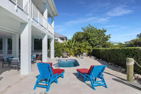 Exterior - 207 E Bruce Ct, Marathon, FL 33050 photo 11 of 12