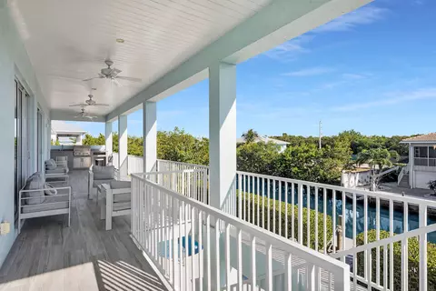 Exterior - 207 E Bruce Ct, Marathon, FL 33050 photo 5 of 12