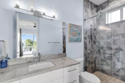 Bath - 207 E Bruce Ct, Marathon, FL 33050 photo 3 of 4