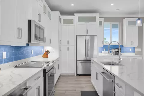 Kitchen - 207 E Bruce Ct, Marathon, FL 33050 photo 6 of 8