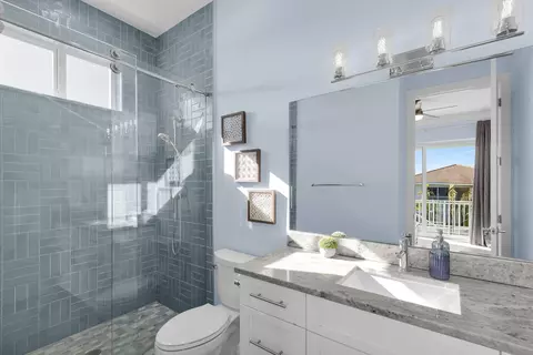 Bath - 207 E Bruce Ct, Marathon, FL 33050 photo 1 of 4