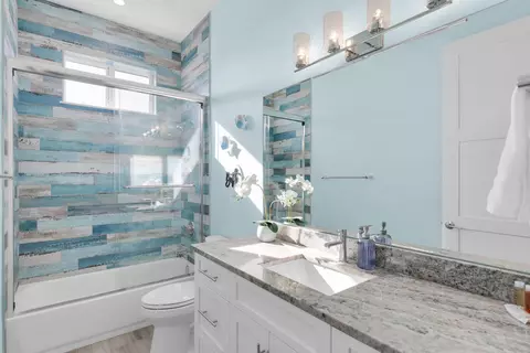 Bath - 207 E Bruce Ct, Marathon, FL 33050 photo 2 of 4