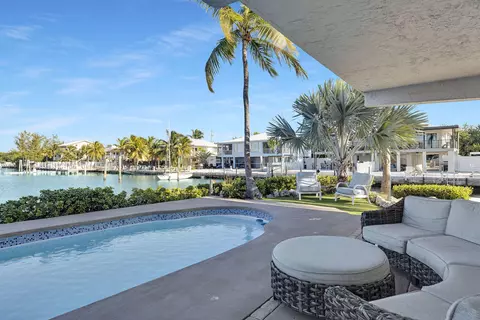 Exterior - 123 W Bruce Ct, Marathon, FL 33050 photo 2 of 13