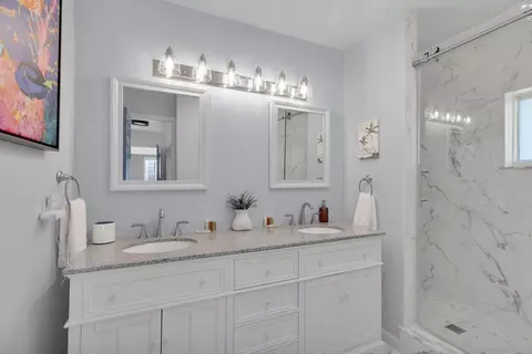 Bath - 123 W Bruce Ct, Marathon, FL 33050 photo 2 of 3