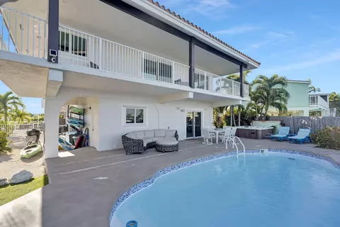 Exterior - 123 W Bruce Ct, Marathon, FL 33050 photo 4 of 13