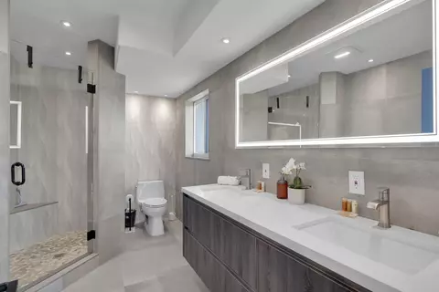 Bath - 123 W Bruce Ct, Marathon, FL 33050 photo 3 of 3