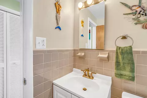 Bath - 471 9th St #KEY colony, Key Colony Beach, FL 33051 photo 2 of 4