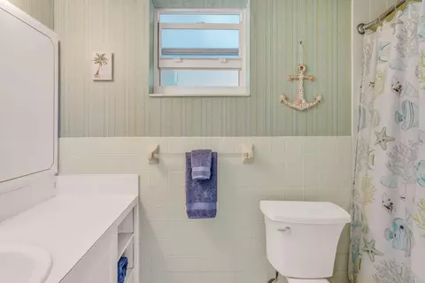 Bath - 471 9th St #KEY colony, Key Colony Beach, FL 33051 photo 3 of 4