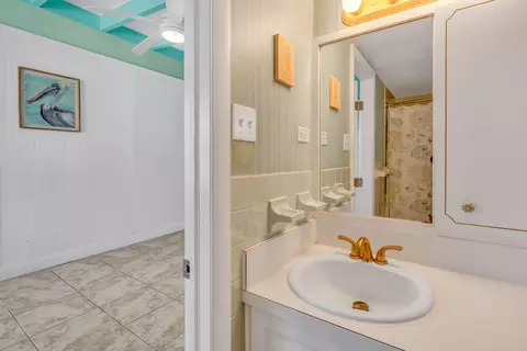 Bath - 471 9th St #KEY colony, Key Colony Beach, FL 33051 photo 4 of 4