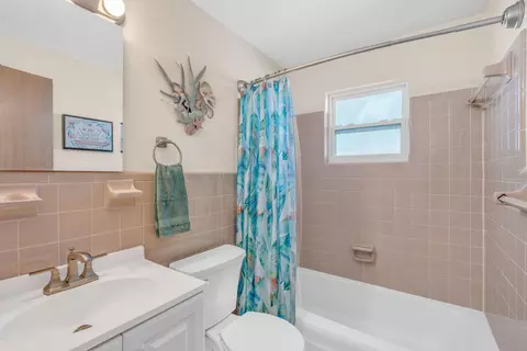 Bath - 471 9th St #KEY colony, Key Colony Beach, FL 33051 photo 1 of 4