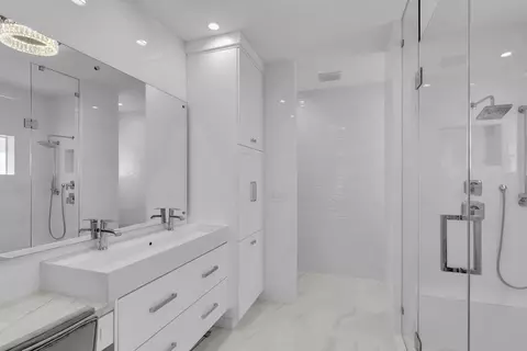 Bath - 455 Big Pine Rd, Key Largo, FL 33037 photo 3 of 5