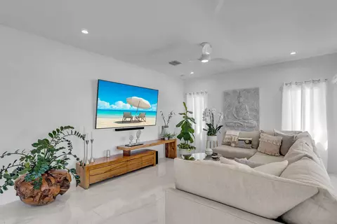 Living - 455 Big Pine Rd, Key Largo, FL 33037 photo 4 of 5