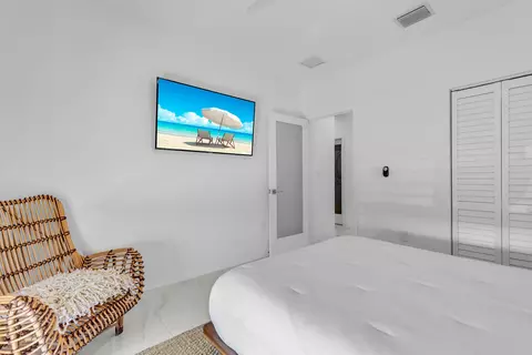 Bedroom - 455 Big Pine Rd, Key Largo, FL 33037 photo 2 of 10