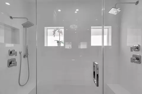 Bath - 455 Big Pine Rd, Key Largo, FL 33037 photo 4 of 5