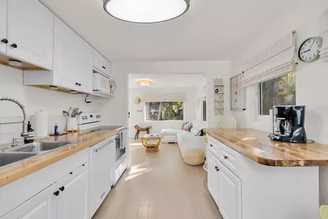 Kitchen - 543 74th St, Marathon, FL 33050 photo 1 of 4