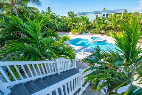 27365 Barbuda Ln, Ramrod Key, FL 33042