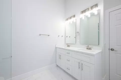 Bath - 78 Avenue D, Key Largo, FL 33037 photo 3 of 5