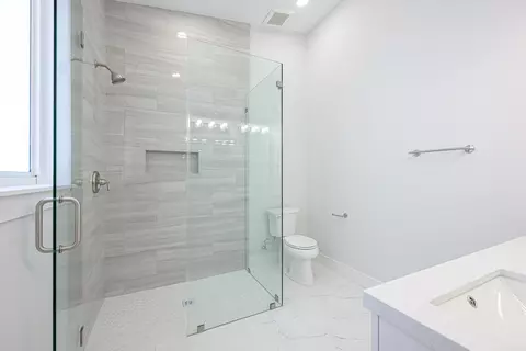 Bath - 78 Avenue D, Key Largo, FL 33037 photo 4 of 5