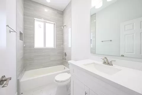 Bath - 78 Avenue D, Key Largo, FL 33037 photo 1 of 5
