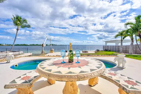 1607 Sunrise Dr, Big Pine Key, FL 33043