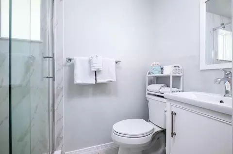 Bath - 261 9th St #KEY colony, Key Colony Beach, FL 33051 photo 2 of 2