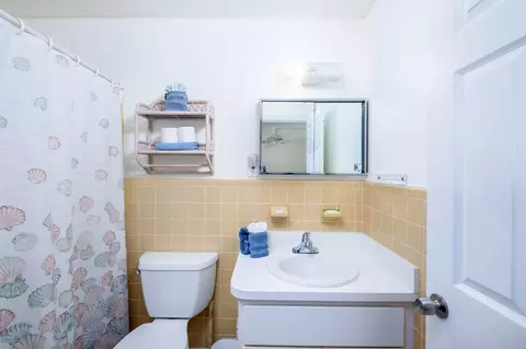 Bath - 261 9th St #KEY colony, Key Colony Beach, FL 33051 photo 1 of 2