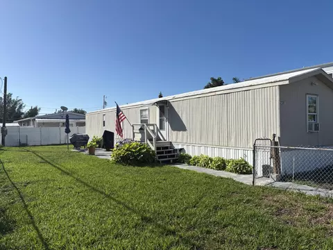 25 D 10th Ave, Stock Island, FL 33040