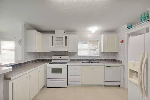 Kitchen - 222 Cuba Rd, Tavernier, FL 33070 photo 3 of 4