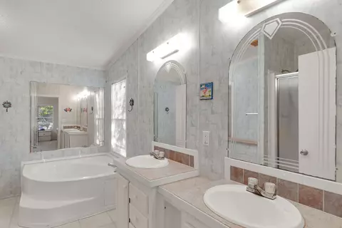 Bath - 222 Cuba Rd, Tavernier, FL 33070 photo 2 of 3