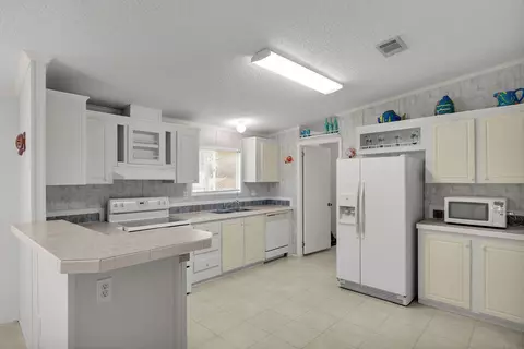 Kitchen - 222 Cuba Rd, Tavernier, FL 33070 photo 2 of 4