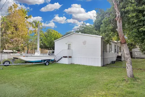 Exterior - 222 Cuba Rd, Tavernier, FL 33070 photo 2 of 7