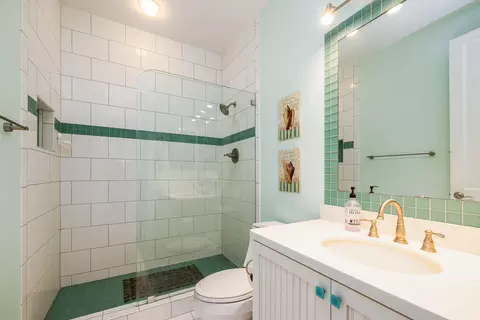 Bath - 112 Leoni Dr, Islamorada, FL 33036 photo 2 of 4