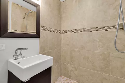 Bath - 427 89th Street Ocean Street Ocean, Marathon, FL 33050 photo 2 of 3