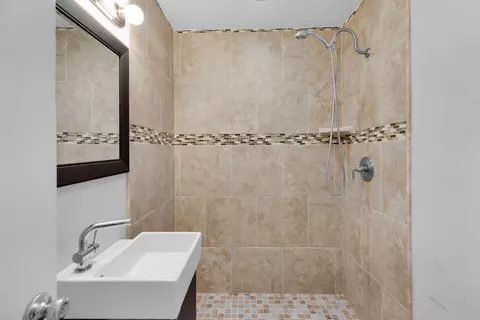 Bath - 427 89th Street Ocean Street Ocean, Marathon, FL 33050 photo 3 of 3