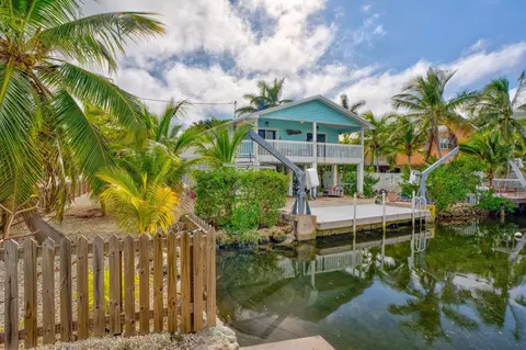 420 W Indies Dr, Ramrod Key, FL 33042