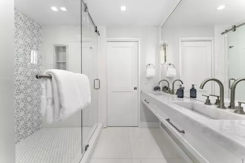 Bath - 180 Pompano Dr, Key Largo, FL 33037 photo 5 of 9